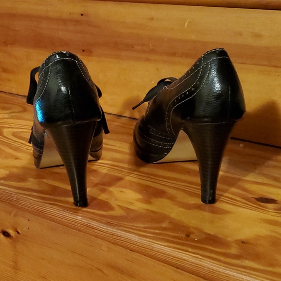 Isaac Mizrahi laced heels 8/8.5 - Picture 3 of 9